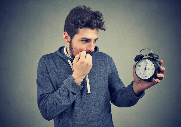 L'uomo è preoccupato per la pressione del tempo — Foto Stock