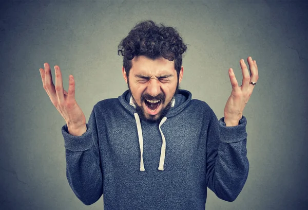 Joven gritando de rabia — Foto de Stock