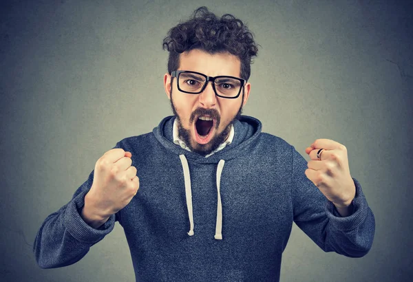 Joven loco gritando fuerte — Foto de Stock