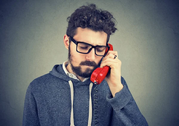 Triste hombre teniendo una llamada telefónica — Foto de Stock