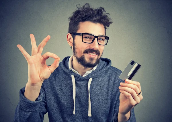 Tevreden mens bedrijf creditcard — Stockfoto