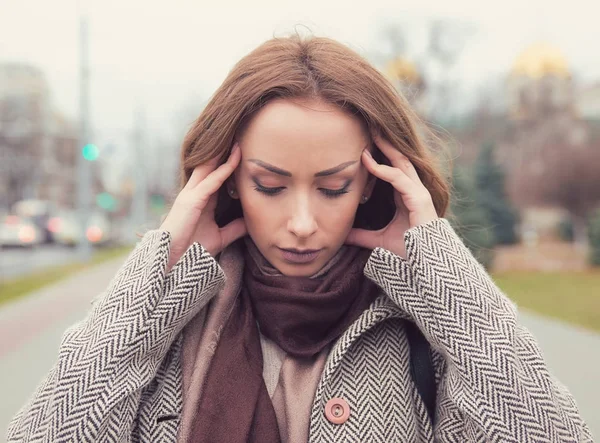 Portret benadrukt triest vrouw buitenshuis. Stad stedelijke levensstijl stress — Stockfoto