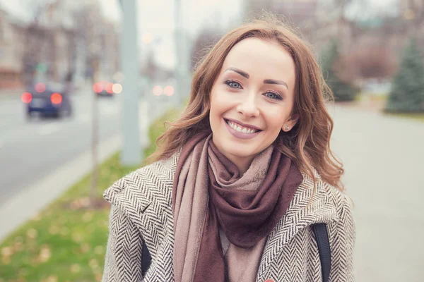 Affascinante giovane ragazza sorridente alla fotocamera — Foto Stock