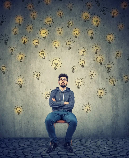 El hombre de la lluvia de ideas mirando hacia arriba tiene muchas ideas — Foto de Stock