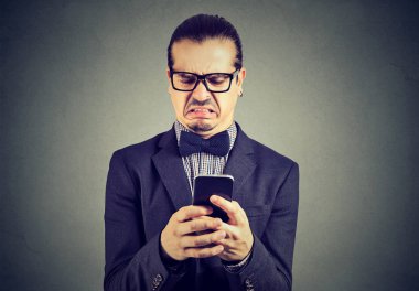 Büyük antipati telefonu kullanan adam