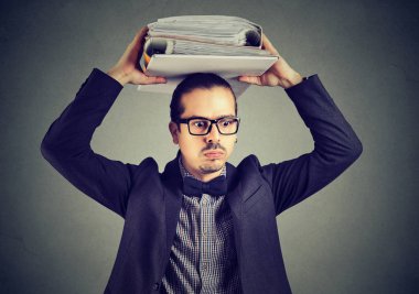 İri miktar-in evrak işleri ile meşgul adam