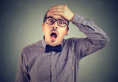 Şaşırmış gibi genç adam kameraya bakan