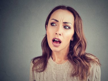 Meraklı kadın dedikodu için dinleme