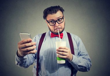 Soda içme ve telefonunuzun ve şeker adam bağımlısı
