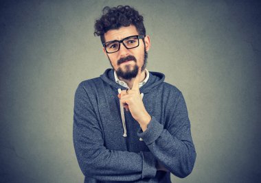Şüpheli görünen kötümser genç adam