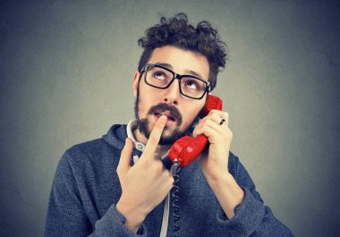 Şüpheli adam telefon sahip