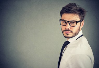 Ciddi görünümlü yakışıklı genç