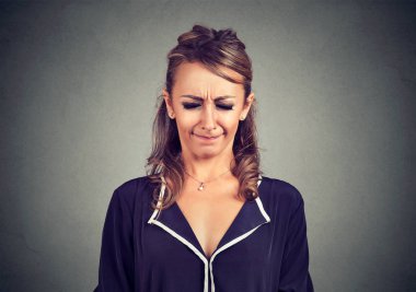 sinir kadın arıyorum sinirli ve hayal kırıklığı içinde gözleri şaşı rahatsız