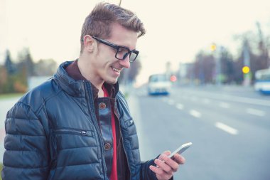 Telefonunuzun ve sokakta sıradan genç adam