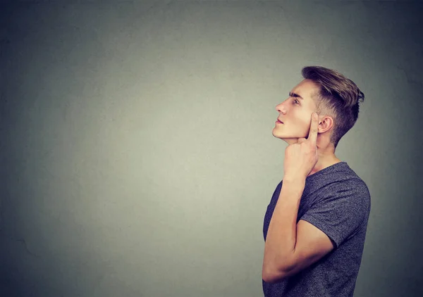 Joven maravillándose en contemplación — Foto de Stock