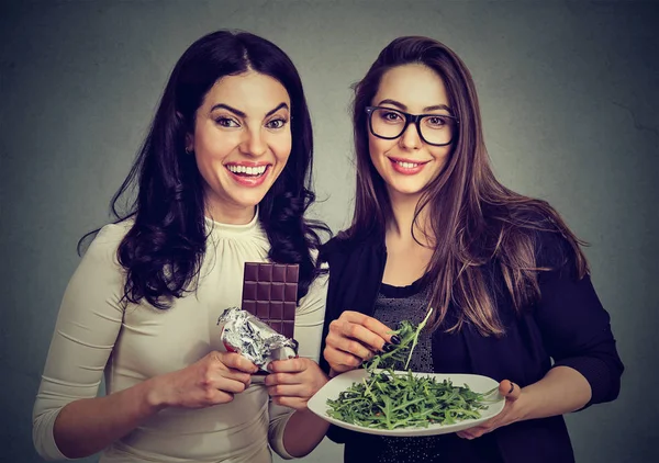 Frauen, die sich anders ernähren — Stockfoto