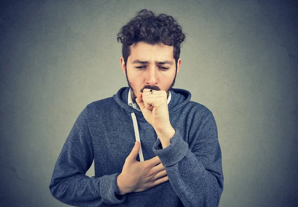 Homem doente tosse com dor — Fotografia de Stock