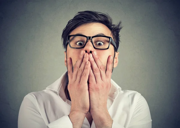 Homme effrayé dans des lunettes regardant la caméra — Photo