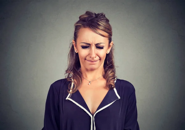 Mujer nerviosa mirando enojado y molesto ojos entrecerrados en la frustración —  Fotos de Stock