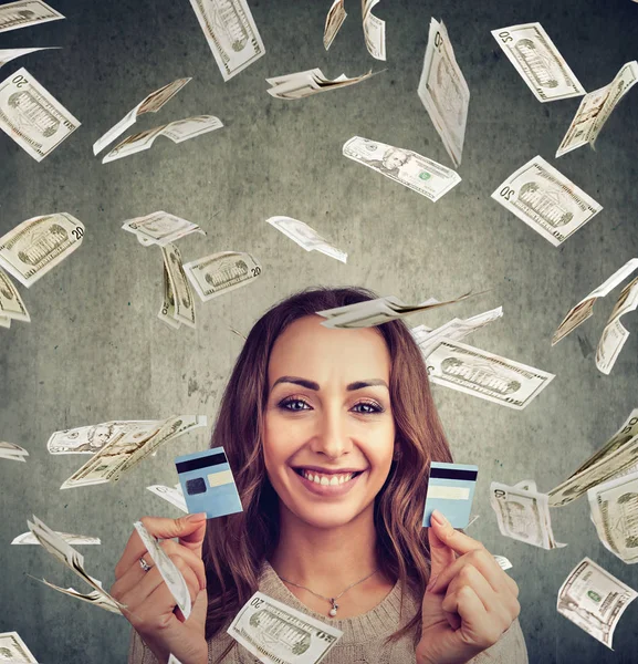 Щаслива жінка без боргів тримає кредитну картку, розрізану на дві частини — стокове фото
