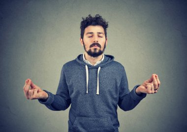 Genç hipster konsantrasyon ile meditasyon