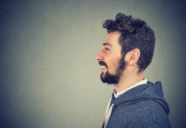 Gri gülümseyen rahat yakışıklı adam