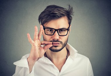 Sır, adam çenesini sıkıştırma. Sessiz kavramı