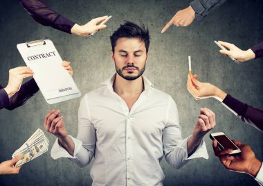 İş adamı meşgul Kurumsal hayatın stres rahatlatmak için meditasyon 
