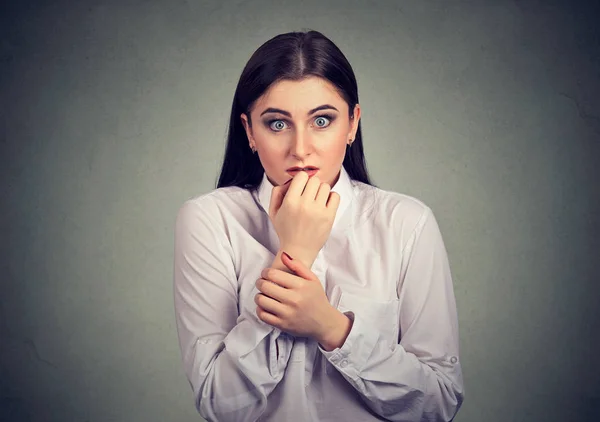 Paura giovane donna che ha fobia — Foto Stock