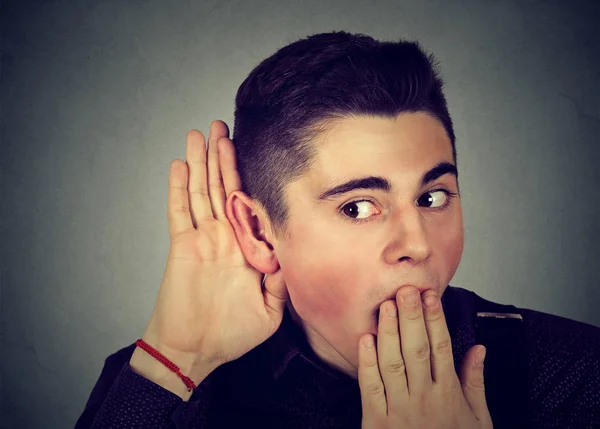 Возбужденный человек слушает слухи — стоковое фото
