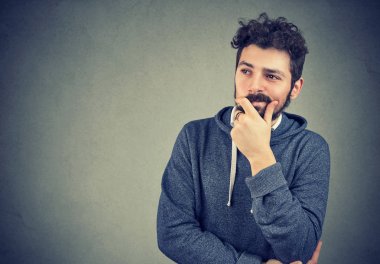 Genç hipster adam derin düşünceler içinde