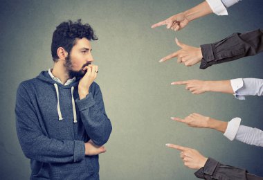 Endişeli adam farklı kişiler tarafından değerlendirilecektir. Suçlama suçlu adam kavramı