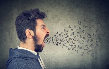 Genç adam ağzından uçan alfabesi harfleri ile çığlık 