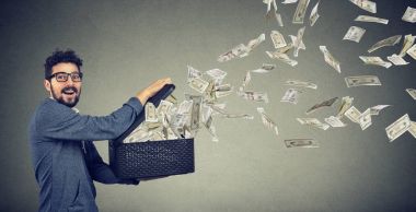 İş adamı Doları banknot uçup gitmeye izin bir kutusunu açma 