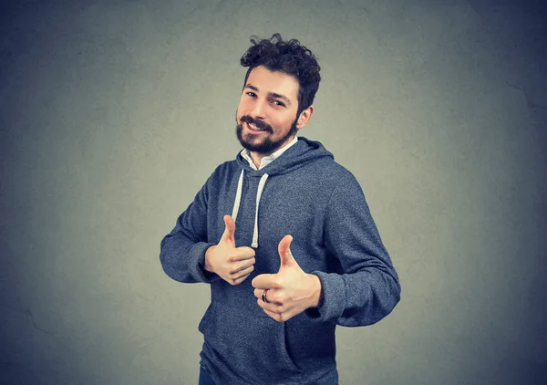 Alegre hombre emocionado con ganar mostrando los pulgares hacia arriba —  Fotos de Stock