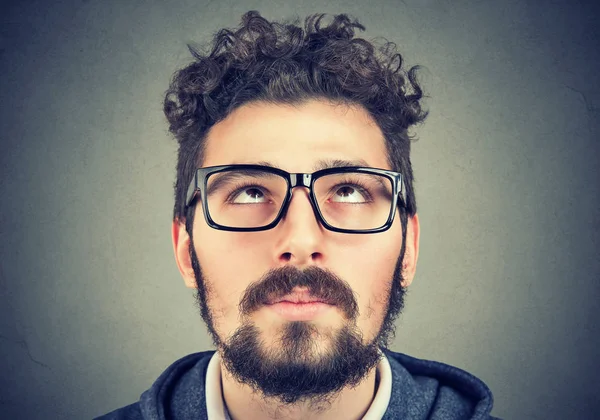 Retrato de um homem com óculos olhando para cima — Fotografia de Stock