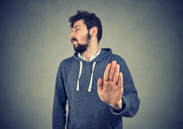 Enojado hombre enojado con mala actitud dando charla al gesto de la mano — Foto de Stock