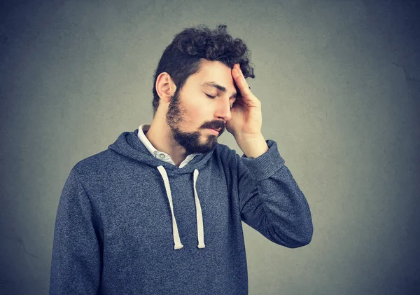 Hombre triste estresado frotando la frente —  Fotos de Stock