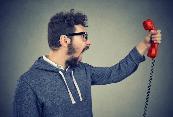 Homem irritado gritando com receptor de telefone — Fotografia de Stock