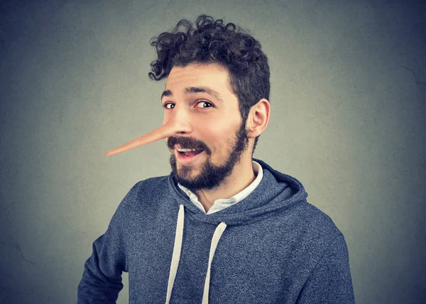 Uomo bugiardo con il naso lungo isolato su sfondo grigio . — Foto Stock