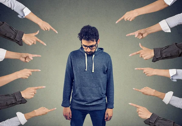 Gemobbter Mann. Konzept der öffentlichen Anklage — Stockfoto