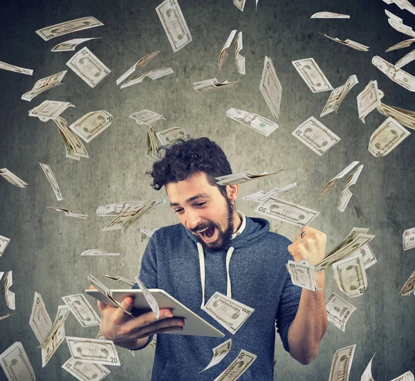 Hombre exitoso con la tableta bajo la lluvia de dinero —  Fotos de Stock