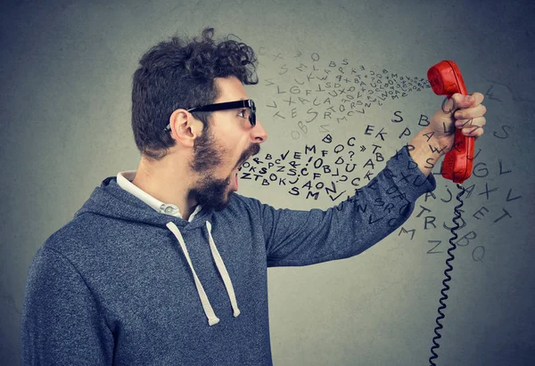 Безумный человек, разговаривающий по телефону в гневе — стоковое фото
