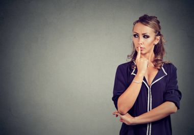 Düşünceli kız şüpheler dudaklarında dokunmadan