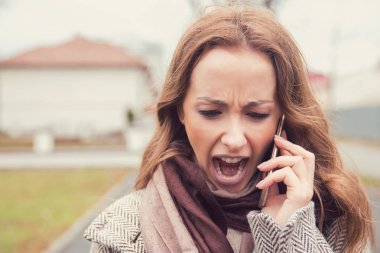 Telefon converstation dışında olan kadın çığlık