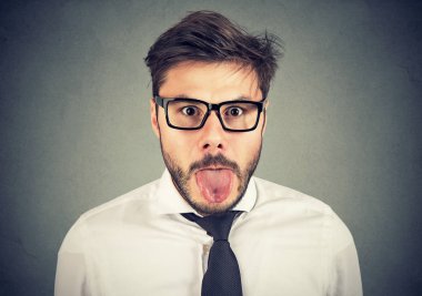 dilini gösteren bir adam portresi