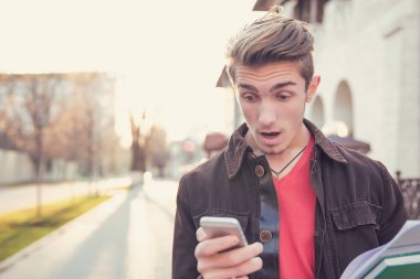 Telefon sokakta izleyen şok adamım