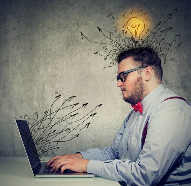 dizüstü bilgisayarda çalışan iş adamı parlak fikirleri var. 