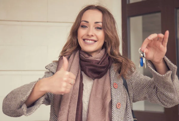 Fröhliche Frau zeigt Schlüssel aus neuem Haus — Stockfoto