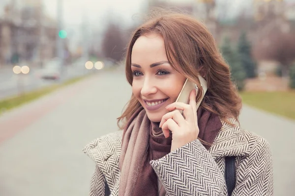 Telefon görüşmesi Caddesi üzerinde sahip içerik kadın — Stok fotoğraf